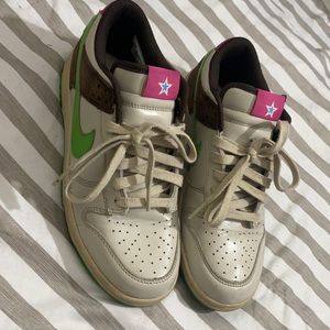 Woman’s Nike dunk sneakers